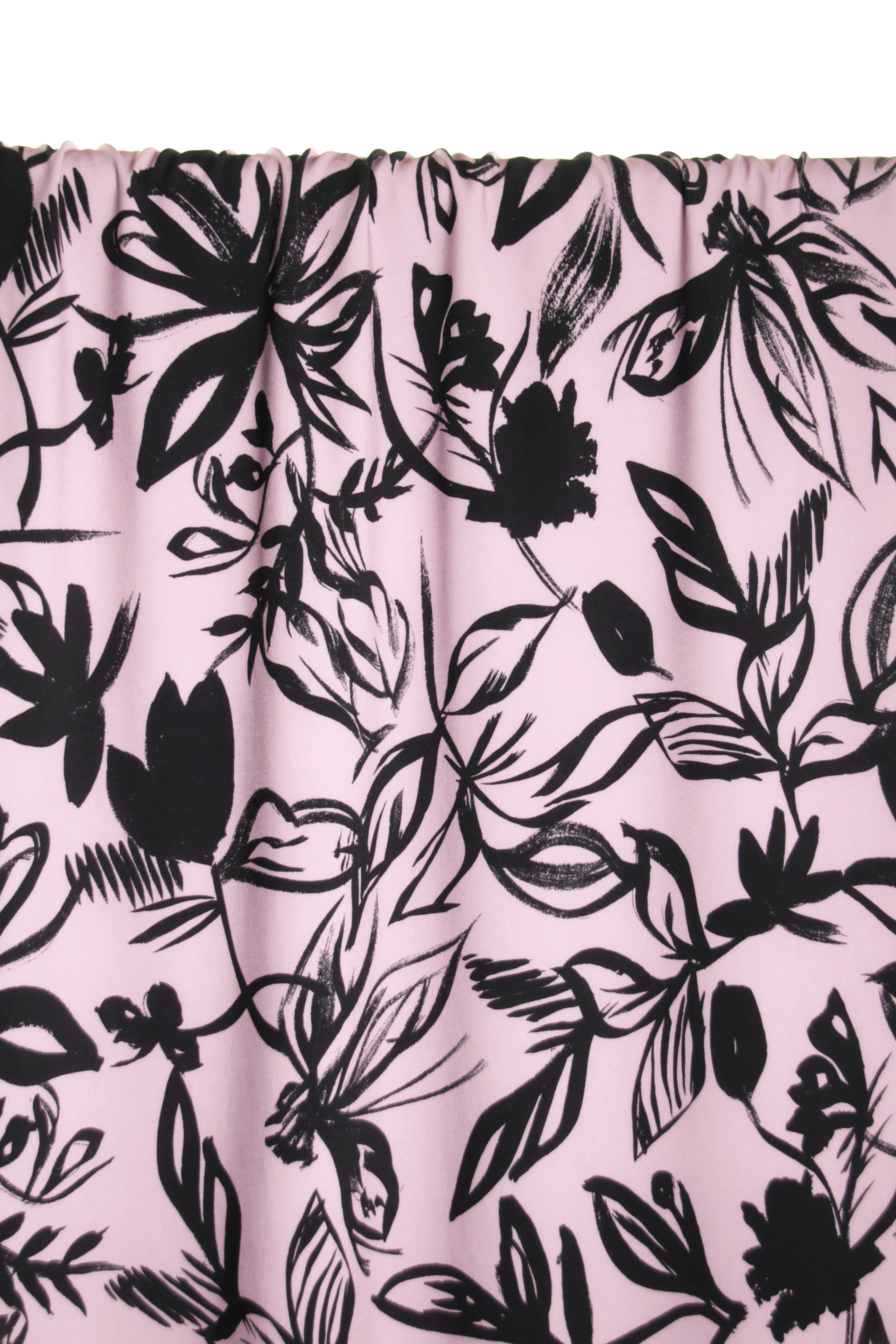 Viscose print licht lila met zwarte bloemen - Atelier Jupe